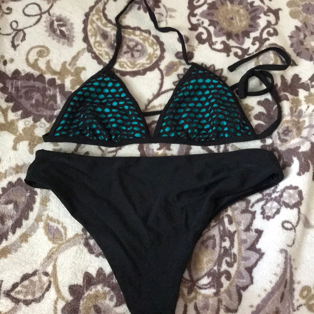 Bikini - Picture 2 of 2